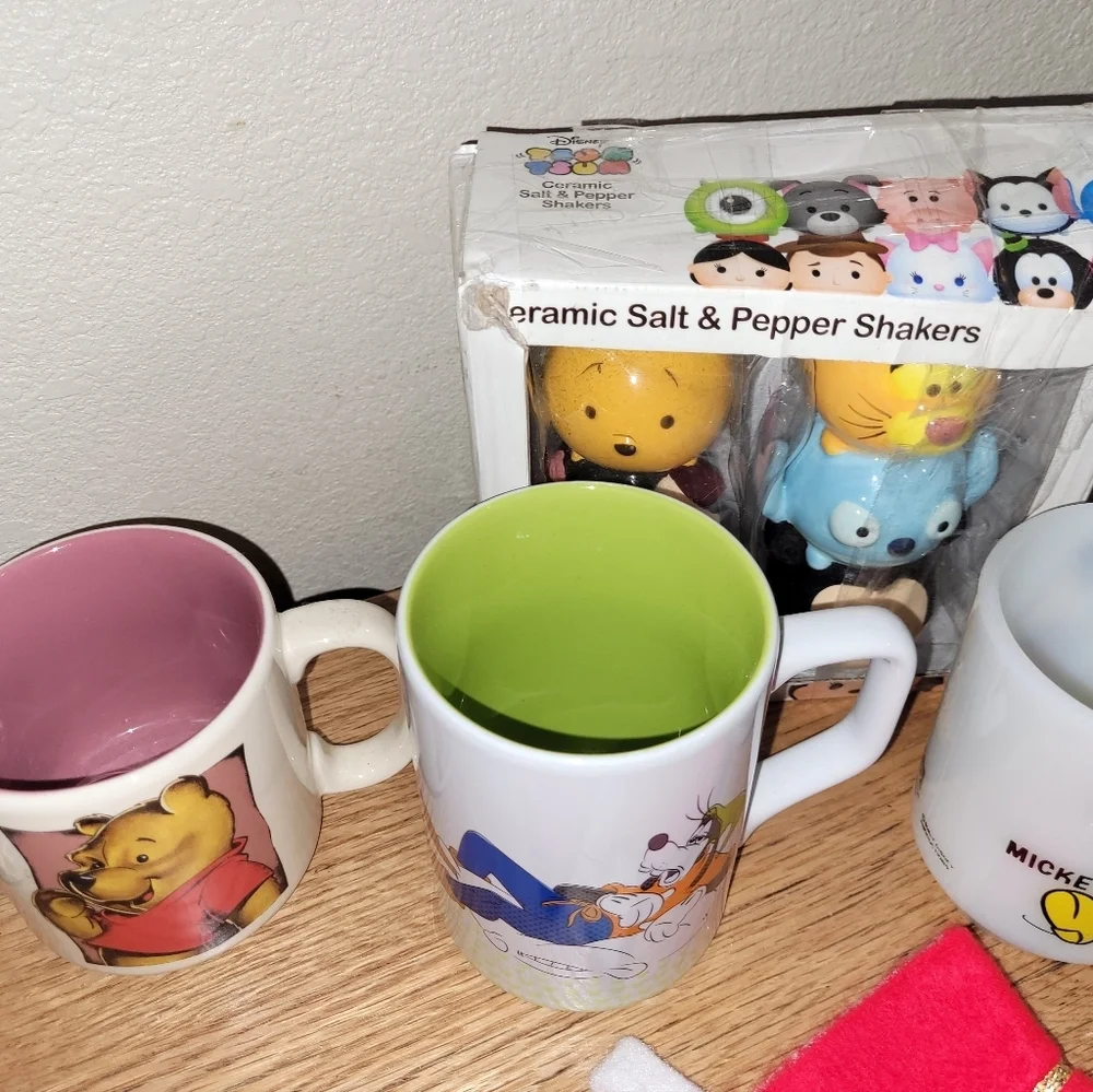 Disney Lot, 3 Coffee/Tea Mug Winnie the Pooh Snow Globe,3 Stockings, S&P Shakers - Picture 5 of 6
